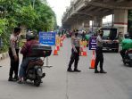 polisi-lakukan-kanalisasi-di-pos-penyekatan-ppkm-darurat_20210707_163809.jpg
