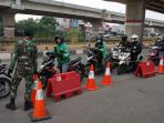 polisi-lakukan-kanalisasi-di-pos-penyekatan-ppkm-darurat_20210707_164222.jpg