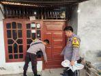 polisi-lakukan-olah-tkp-di-teras-rumah-korban-penikaman.jpg
