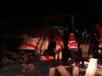 polisi-melakukan-evakuasi-mayat-di-dalam-bus_20181106_224821.jpg