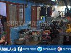 polisi-melakukan-olah-tkp-peristiwa-suami-bunuh-istrinya-sendiri-di-gedangan.jpg
