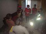 polisi-melakukan-olah-tkp-seorang-ibu-rumah-tangga-dibakar-adiknya.jpg