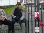 polisi-melakukan-penjagaan-di-kantor-bupati-pakpak-bharat-yang-disegel-kpk.jpg