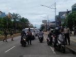 polisi-melakukan-penyekatan-di-jalan-gunung-sahari.jpg