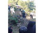 polisi-memasang-garis-polisi-di-lokasi-penemuan-mayat-di-kampung-cogreg.jpg