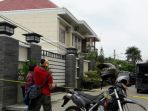 polisi-memasang-garis-polisi-di-rumah-wali-kota-kendari-pasca-ledakan_20170209_195840.jpg