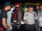 polisi-membawa-barang-bukti-kebakaran_20160209_083002.jpg