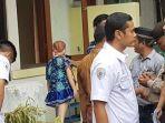 polisi-membawa-boneka-sebagai-pemeran-pengganti-dalam-rekonstruksi-pembunuhan.jpg