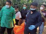 polisi-membawa-jasad-perempuan-dalam-karung-dan-jasad-pria-gantung-diri-ke-rsud-mardi-waluyo.jpg