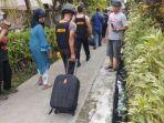 polisi-membawa-koper-dari-hasil-penggeledahan-di-rumah-pelaku.jpg