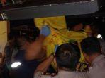 polisi-membawa-pasangan-dituduh-selingkuh-yang-bersimbah-darah.jpg