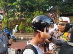 polisi-memberikan-helm-kepada-pengendara-di-bali.jpg