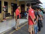 polisi-memberikan-pembinaan-kepada-empat-lelaki-yang-diduga-sebagai-pel.jpg