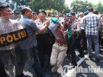 polisi-membubarkan-aksi-dari-aliansi-mahasiswa-papua-amp-di-jalan-kahuripan-kota-malang.jpg