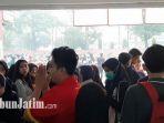 polisi-membubarkan-kerumunan-orang-pelamar-kerja1.jpg