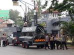 polisi-membuka-kawat-berduri-di-depan-mako-brimob_20180510_090949.jpg