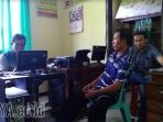 polisi-meminta-keterangan-korban-samsuri-45-kepala-desa-banjarejo-kecam_20170731_160107.jpg