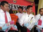 polisi-memperlihatkan-barang-bukti-dan-tersangka-kasus-pembunuhan-pns_20180813_164723.jpg