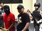 polisi-memperlihatkan-tersangka-kasus-pembunuhan-bocah-masih-berusia-5-tahun.jpg