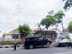 polisi-menderek-mobil-mewah-toyota-bernopol-ad-8945-jp-di-jalan-monginsidi.jpg