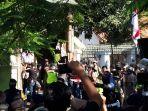 polisi-mendobrak-dan-menjebol-pintu-pagar-asrama-papua-surabaya.jpg