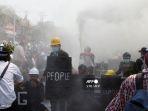 polisi-menembakkan-gas-air-mata-myanmar.jpg