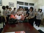 polisi-menemukan-handphone-dan-senjata-tajam_20160202_133031.jpg