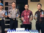 polisi-mengamankan-miras-jenis-arak_20180414_053445.jpg