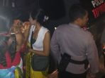 polisi-mengamankan-para-psk-yang-terjaring-razia-sabhara-poreetabes-surabaya_20171019_115933.jpg