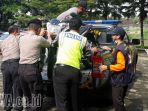 polisi-mengamankan-sepeda-motor-milik-wahyu-prasetio-rekan-hani-y_20180208_132402.jpg