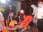 polisi-mengangkat-mayat-korban-dari-saluran-air-untuk-dibawa-ke-rsud-mardi-waluyo.jpg