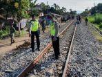 polisi-mengecek-lokasi-korban-tersambar-kereta-api-barang.jpg
