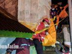 polisi-mengevakuasi-jenazah-korban-dari-lokasi.jpg