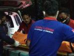 polisi-mengevakuasi-jenazah-korban-pembacokan-di-rsu-dr-wahidin-su.jpg