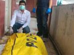 polisi-mengevakuasi-korban-mutilasi-di-kontrakan-korban_20160413_132148.jpg