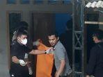 polisi-mengevakuasi-korban-pembunuhan-di-purwakarta.jpg