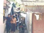 polisi-mengevakuasi-warga-yang-berada-di-lokasi-teror.jpg