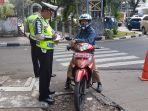 polisi-menggelar-razia-terhadap-sepeda-motor-yang-naik-ke-trotoar_20170717_183655.jpg