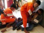 polisi-menggelar-rekonstruksi-atau-reka-ulang-kasus-cucu-membunuh-neneknya.jpg