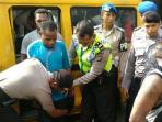 polisi-menggeledah-warga-papua-begitu-tiba_20151201_121709.jpg