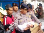 polisi-menggendong-bayi-yang-ditemukan-dalam-kardus-desa-alu-bate_20170213_074158.jpg