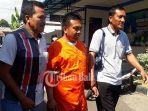 polisi-menggiring-pelaku-gede-suri-ke-mapolres-buleleng.jpg