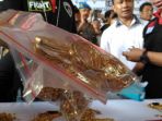 polisi-mengumpulkan-barang-bukti-perhiasan-emas-di-depan-kantor-ditreskr_20171129_105626.jpg