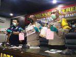 polisi-menunjukan-barang-bukti-yang-digunakan-kawanan-perampok-toko-emas.jpg