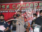 polisi-menunjukan-barang-bukti-yang-digunakan-pelaku-untuk-membacok-korban-di-kalideres.jpg