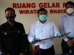 polisi-menunjukkan-alat-bukti-kejahatan-berupa-pedang-yang-dipakai-un.jpg