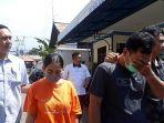 polisi-menunjukkan-barang-bukti-dan-dua-pelaku-persetubuhan-terhad.jpg