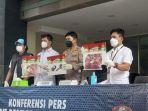 polisi-menunjukkan-barang-bukti-kasus-pembunuhan-di-bekasi.jpg