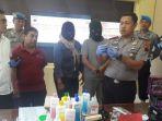 polisi-menunjukkan-barang-bukti-kosmetik-dan-produk-farmasi-ilegal.jpg