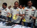 polisi-menunjukkan-barang-bukti-para-pelaku-kejahata_20150618_135109.jpg